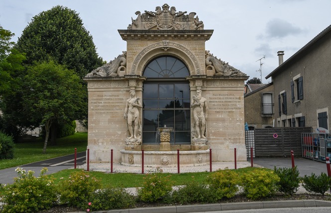 ARCHITECTURE REMARQUABLE : FONTAINE DE NEPTUNE ET D'AMPHITRITE 2 - Lacroix-sur-Meuse